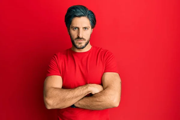 Ung Latinamerikansk Man Klädd Avslappnad Röd Shirt Skeptisk Och Nervös — Stockfoto