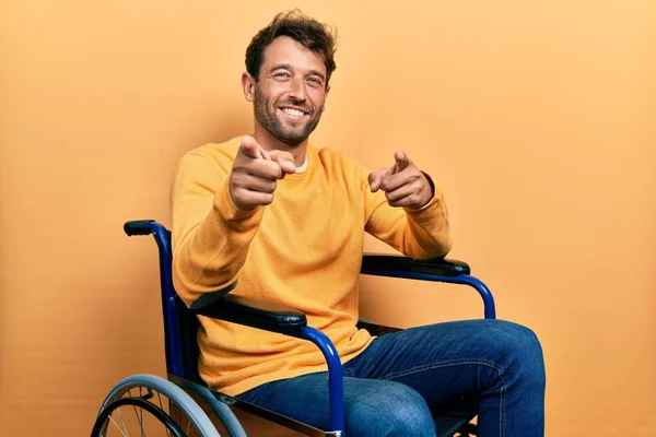 Schöner Mann Mit Bart Sitzt Rollstuhl Und Zeigt Mit Fröhlichem — Stockfoto