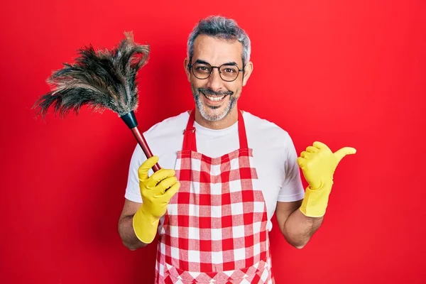 Bonito Homem Meia Idade Com Cabelos Grisalhos Vestindo Avental Segurando — Fotografia de Stock