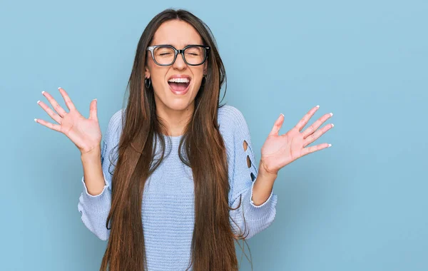 Ung Latinamerikansk Flicka Bär Casual Kläder Och Glasögon Firar Galen — Stockfoto