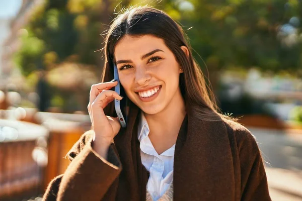 Joven Mujer Hispana Sonriendo Feliz Hablando Smartphone Ciudad — Foto de Stock