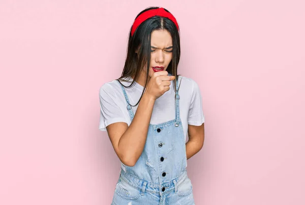 Menina Hispânica Jovem Vestindo Roupas Casuais Sentindo Mal Tosse Como — Fotografia de Stock