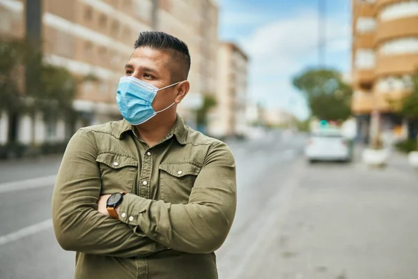 Jovem Latino Com Braços Cruzados Usando Máscara Médica Cidade — Fotografia de Stock