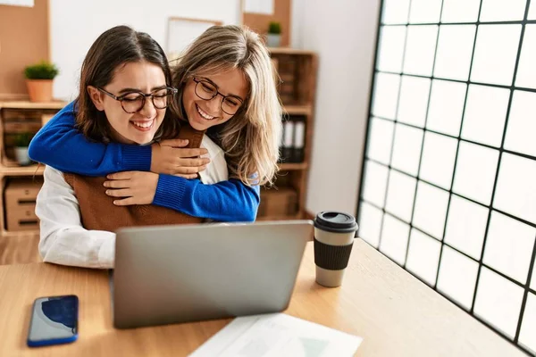 Dos Trabajadoras Negocios Sonriendo Feliz Trabajando Oficina —  Fotos de Stock