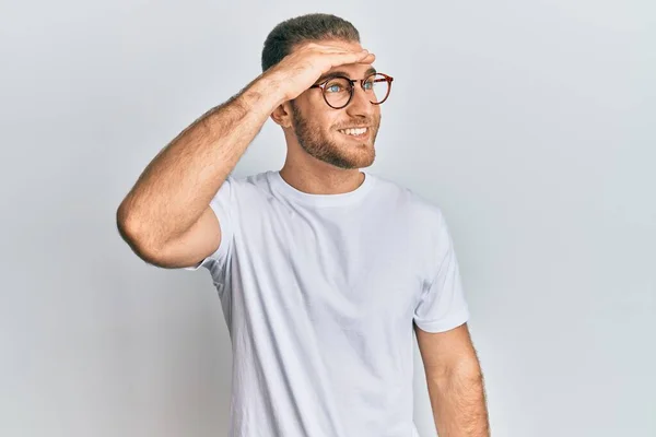 Jeune Homme Caucasien Portant Des Vêtements Décontractés Des Lunettes Très — Photo