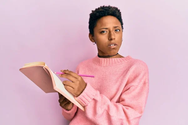 Jong Afrikaans Amerikaans Meisje Lezen Schrijven Boek Clueless Verwarde Uitdrukking — Stockfoto