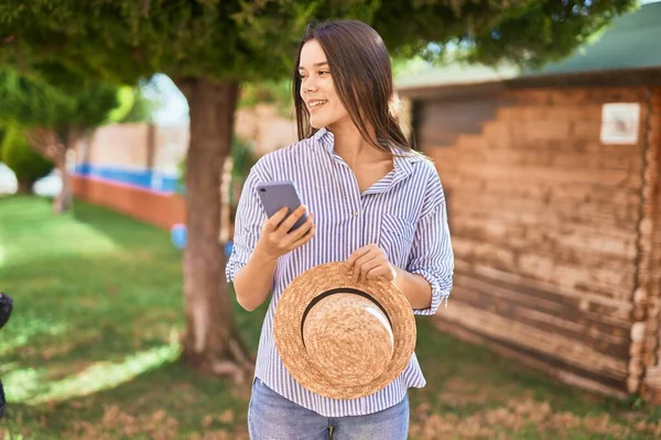 Junges Hispanisches Mädchen Lächelt Glücklich Mit Smartphone Park — Stockfoto