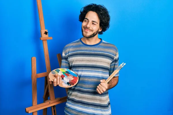 Pohledný Hispánec Stojící Kresbou Paletou Malíře Stojan Stojan Úsměvem Dívá — Stock fotografie