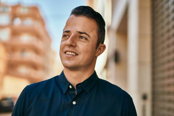 Joven Hispano Sonriendo Feliz Pie Ciudad —  Fotos de Stock