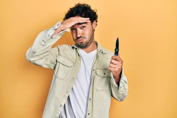 Jeune Homme Hispanique Tenant Couteau Poche Stressé Frustré Avec Main — Photo