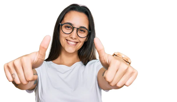 Mujer Hispana Joven Con Camiseta Blanca Casual Aprobando Hacer Gesto — Foto de Stock