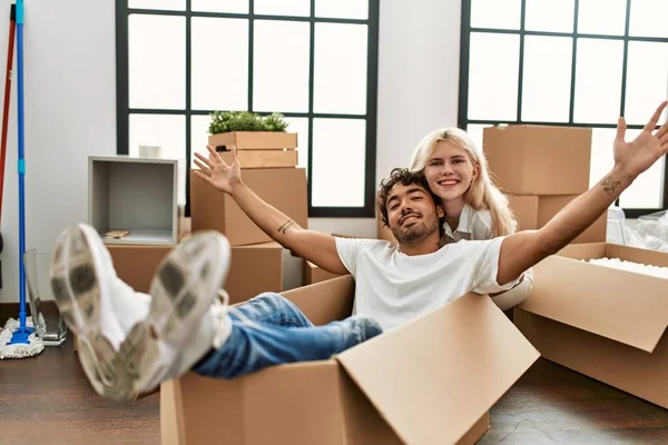 Joven Hermosa Pareja Sonriendo Feliz Jugando Con Caja Cartón Como —  Fotos de Stock