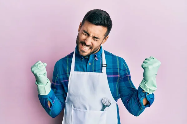 Ung Latinamerikan Man Bär Förkläde Mycket Glad Och Upphetsad Gör — Stockfoto