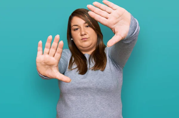 Piękna Brunetka Rozmiar Kobieta Noszenie Casual Ubrania Robi Ramę Pomocą — Zdjęcie stockowe