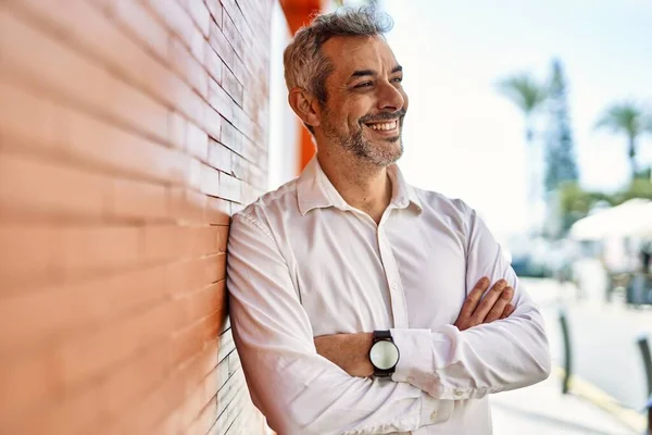 Homem Cabelos Grisalhos Meia Idade Sorrindo Feliz Com Braços Cruzados — Fotografia de Stock