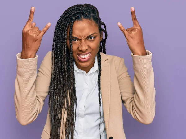 Afroamerykanka Ubrana Biznesową Kurtkę Krzyczy Szalonym Wyrazem Twarzy Robiąc Symbol — Zdjęcie stockowe