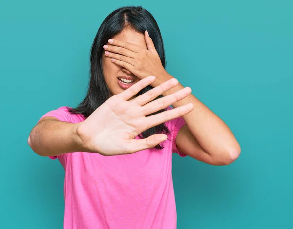 Güzel Asyalı Genç Bir Kadın Günlük Pembe Tişörtler Giyip Elleriyle — Stok fotoğraf