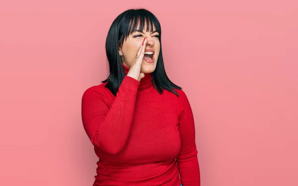 Young Hispanic Woman Wearing Casual Clothes Shouting Screaming Loud Side — Stock Photo, Image