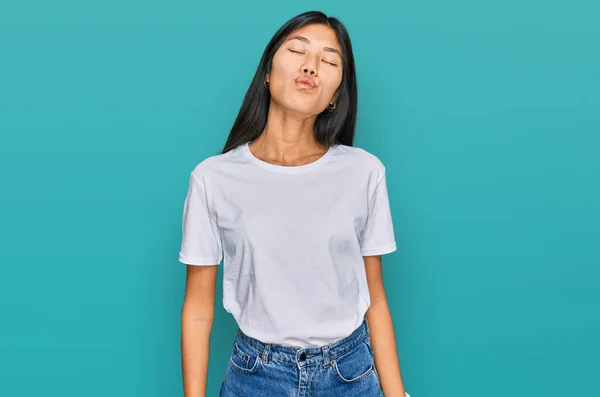 Schöne Junge Asiatische Frau Trägt Legeres Weißes Shirt Und Schaut — Stockfoto