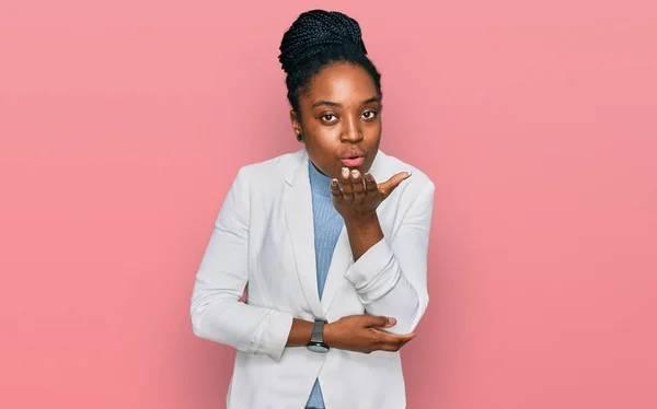 Jonge Afro Amerikaanse Vrouw Die Zakelijke Kleren Draagt Kijkend Naar — Stockfoto