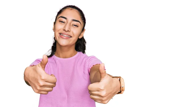 Adolescente Hispana Con Frenos Dentales Con Ropa Casual Que Aprueba —  Fotos de Stock