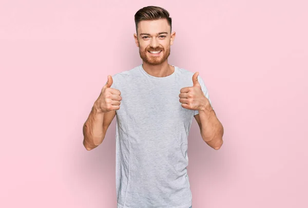 Junger Rothaariger Mann Lässigem Grauen Shirt Mit Positiver Geste Mit — Stockfoto