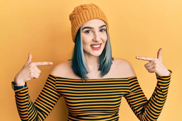 Menina Moderna Usando Chapéu Olhando Confiante Com Sorriso Rosto Apontando — Fotografia de Stock