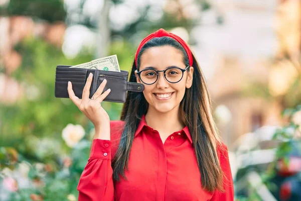 Junge Hispanische Frau Lächelt Glücklich Und Hält Geldbörse Mit Einem — Stockfoto