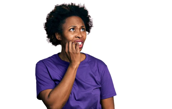 アフリカ系アメリカ人の女性は 口の爪をかむ上で手でストレスと緊張を見てカジュアルな紫色のTシャツを着てアフロ髪 不安の問題 — ストック写真