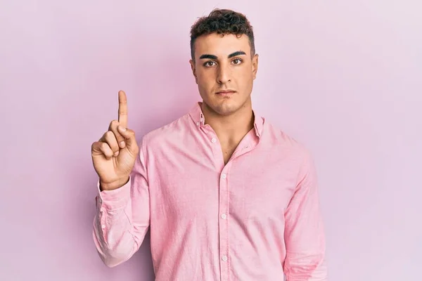 Yüzünde Ciddi Bir Ifadeyle Parmaklarıyla Yukarıyı Gösteren Spanyol Genç Adam — Stok fotoğraf