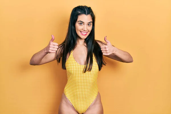 Menina Hispânica Jovem Vestindo Sinal Sucesso Maiô Fazendo Gesto Positivo — Fotografia de Stock