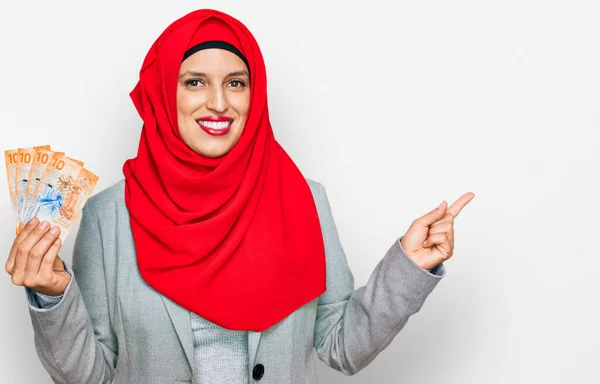 Όμορφη Ισπανίδα Γυναίκα Φορώντας Ισλαμική Μαντίλα Κρατώντας Χαρτονομίσματα Των Ελβετικών — Φωτογραφία Αρχείου