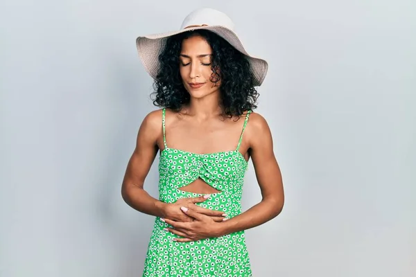 Menina Latina Usando Chapéu Verão Com Mão Estômago Porque Indigestão — Fotografia de Stock