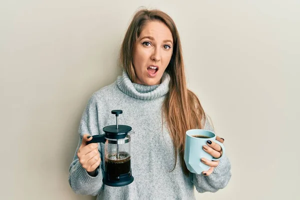 Jovem Loira Bebendo Uma Xícara Café Italiano Face Choque Parecendo — Fotografia de Stock