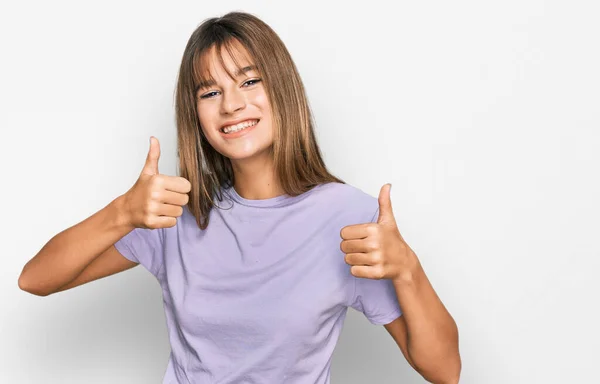Teenager Běloška Sobě Příležitostné Oblečení Úspěch Znamení Dělá Pozitivní Gesto — Stock fotografie