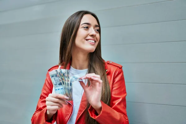 Joven Mujer Hispana Sonriendo Contando Felices Billetes Sol Peruanos Ciudad — Foto de Stock