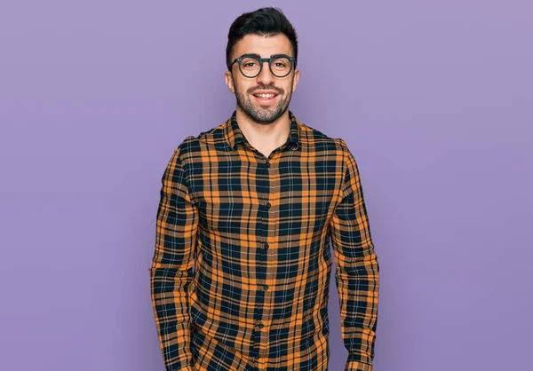 Hombre Hispano Con Barba Vistiendo Ropa Casual Gafas Que Ven — Foto de Stock