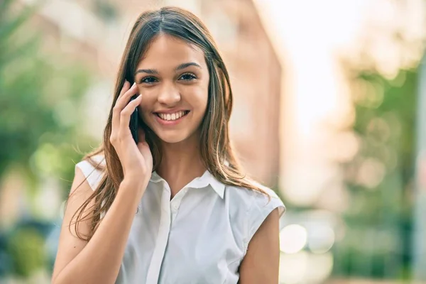 Güzel Latin Genç Kız Gülümsüyor Şehirde Akıllı Telefondan Konuşan Mutlu — Stok fotoğraf