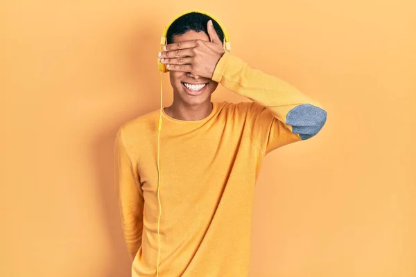 Jovem Afro Americano Ouvindo Música Usando Fones Ouvido Sorrindo Rindo — Fotografia de Stock