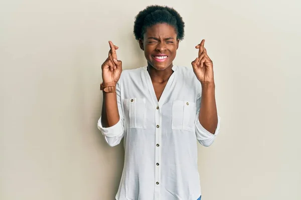 Fiatal Afro Amerikai Lány Alkalmi Ruhát Visel Gesztikuláló Ujját Keresztbe — Stock Fotó