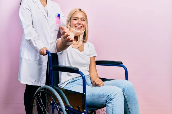 Beautiful Blonde Woman Sitting Wheelchair Collar Neck Smiling Friendly Offering — Stock Photo, Image