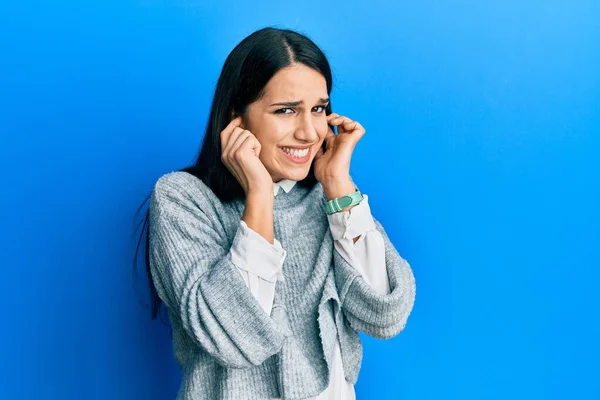 Junge Hispanische Frau Lässiger Kleidung Die Die Ohren Mit Den — Stockfoto