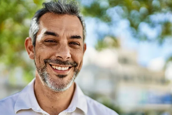 Šedovlasý Muž Středního Věku Šťastně Usmívá Když Stojí Městě — Stock fotografie