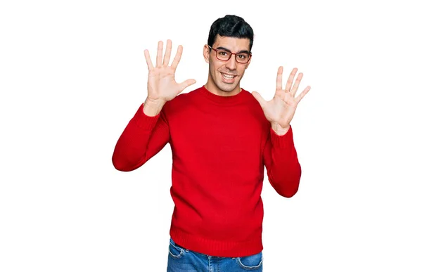 Hombre Hispano Guapo Usando Ropa Casual Gafas Mostrando Apuntando Hacia —  Fotos de Stock