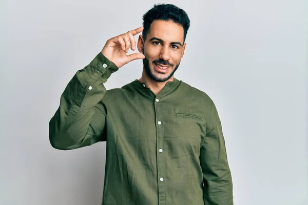 Junger Hispanischer Mann Lässiger Kleidung Lächelnd Und Selbstbewusst Gestikulierend Mit — Stockfoto