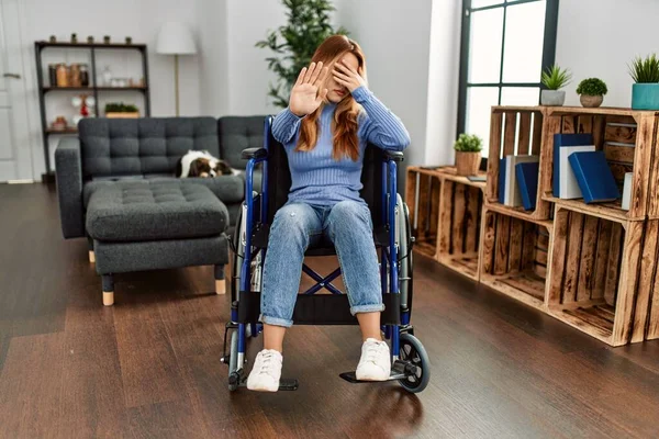 Jovem Bela Mulher Sentada Cadeira Rodas Casa Cobrindo Olhos Com — Fotografia de Stock