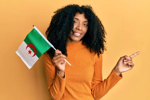 Afrikai Amerikai Afro Haj Gazdaság Algériai Zászló Mosolyogva Boldog Mutató — Stock Fotó