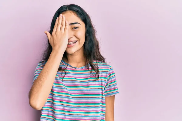 Menina Adolescente Hispânica Com Aparelho Dentário Vestindo Roupas Casuais Cobrindo — Fotografia de Stock