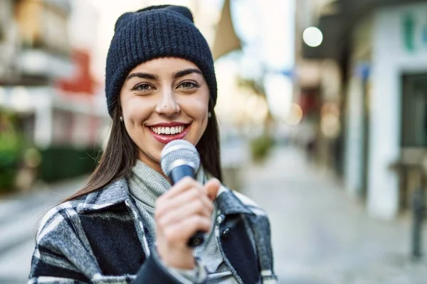 Jonge Hispanic Vrouw Glimlachen Gelukkig Met Behulp Van Microfoon Stad — Stockfoto