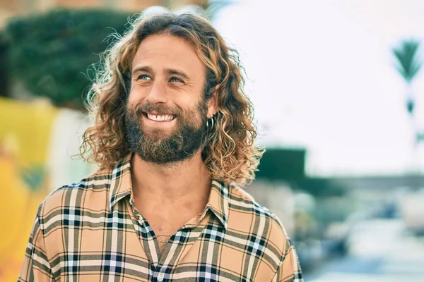 Young Caucasian Man Long Hair Smiling Happy City — Stock Photo, Image